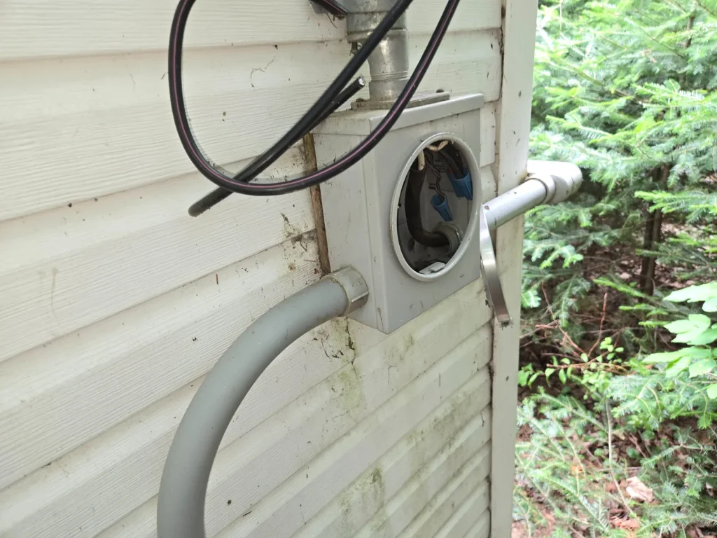 Panneau électrique et câblage accessibles observés lors d’une inspection résidentielle